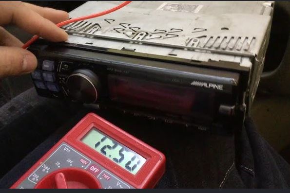 ¿Por Qué Mi Estéreo Se Apaga Cuando Enciendo el Auto?