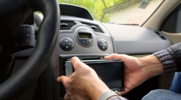 ¿Por qué mi estéreo no se apaga cuando apago el carro?