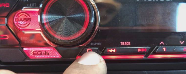 Por qué mi estéreo se apaga cuando le subo volumen